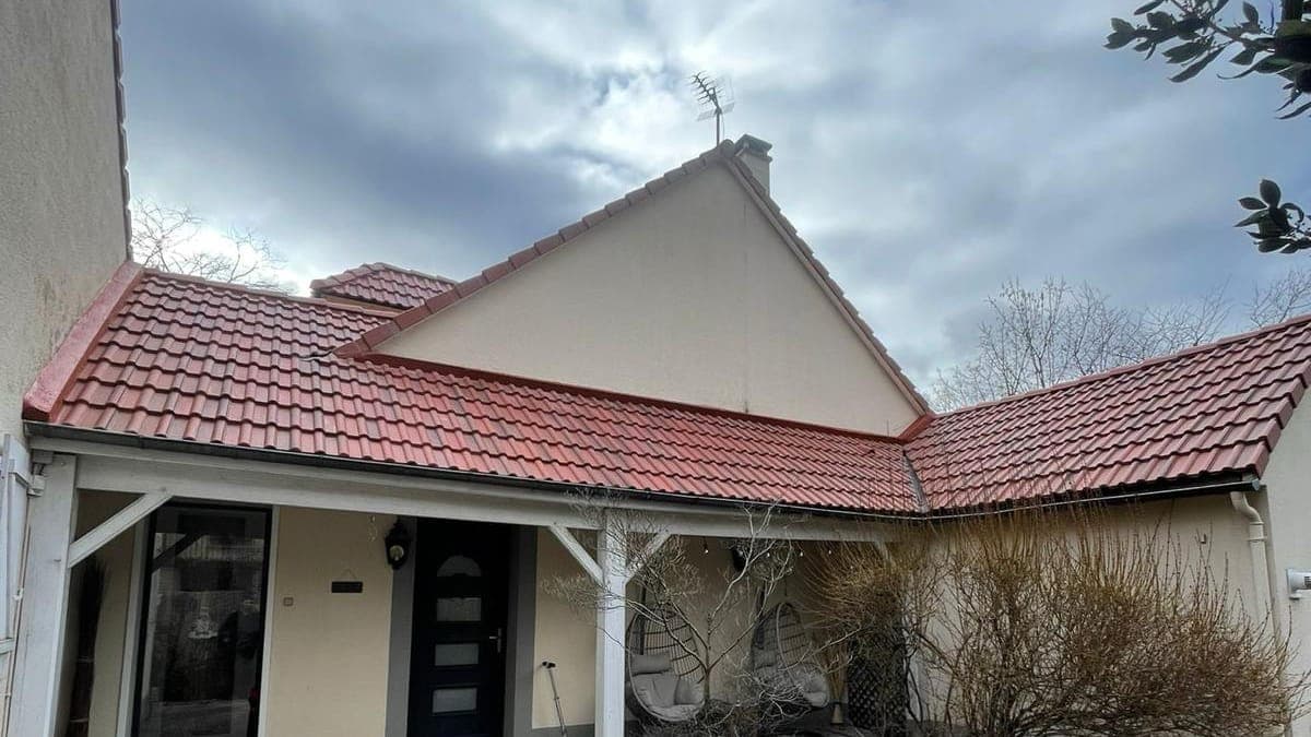 Maison basse à toiture neuve, auvent d'entrée repris dans le même chantier