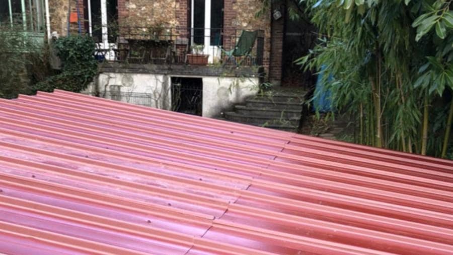Toiture de garage en bac aluminium, posée sur une faible pente