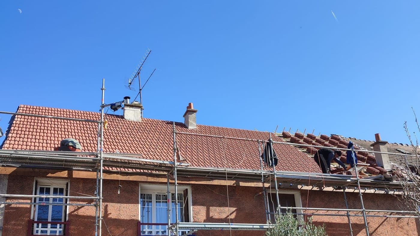 Versant de toiture en cours de dépose depuis un échafaudage
