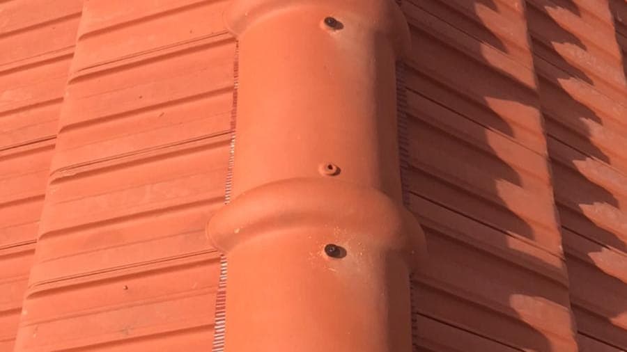 Faîtière vissée sur une couverture en tuile neuve, pose à sec sans mortier