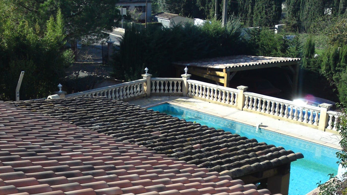Vaste versant en tuile sur une propriété avec piscine
