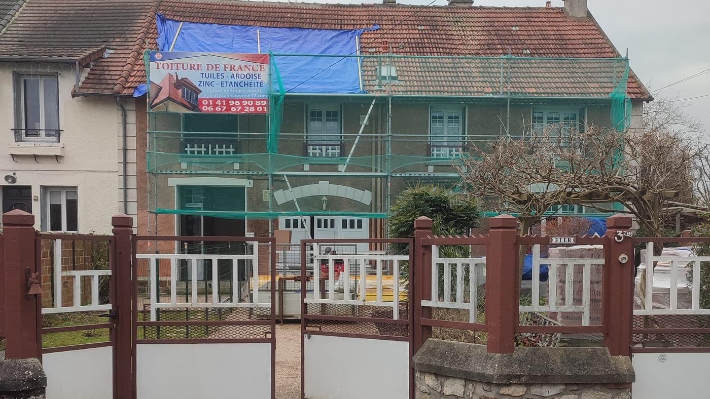 Maison entièrement échafaudée pendant la réfection de sa toiture