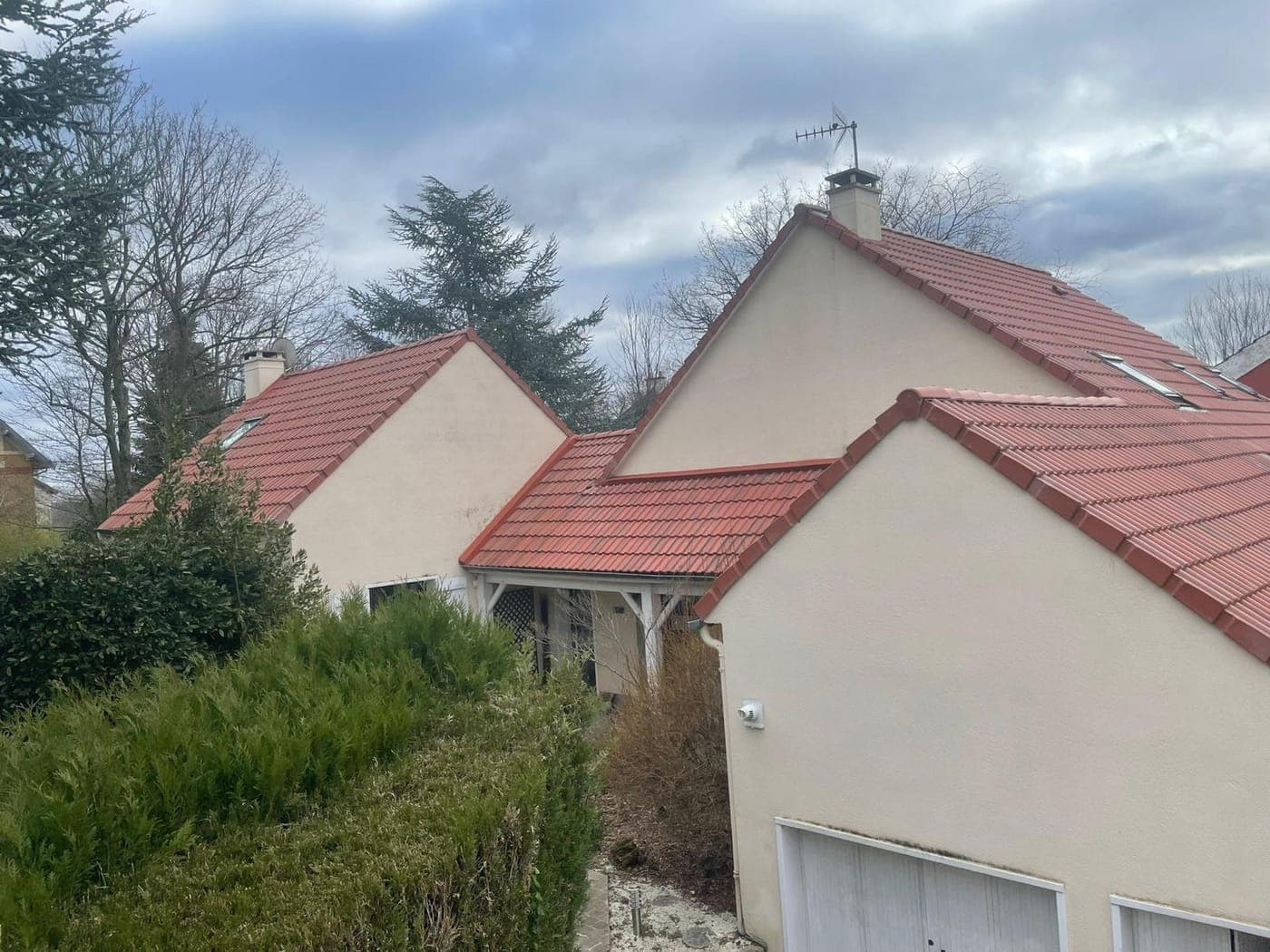 Pavillon dont la toiture en tuile vient d'être refaite